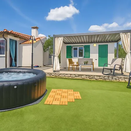 Our Little House In Nature, Vikendica *