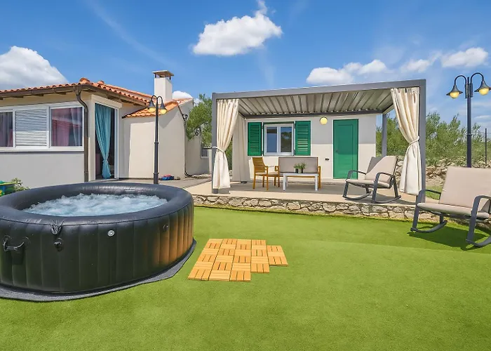 Our Little House In Nature, 펜션 *