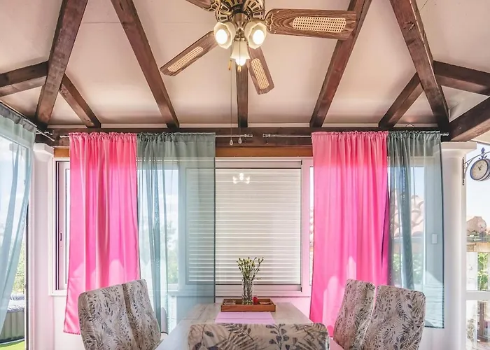 펜션 Our Little House In Nature, 시베니크