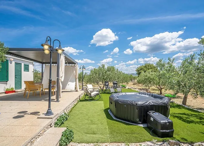 Our Little House In Nature, 펜션 시베니크